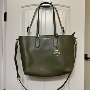Large Michael Kors Tote. Like new